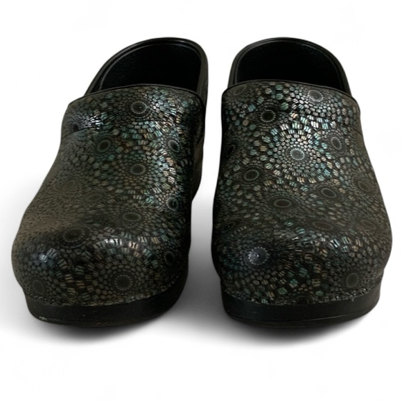 Dansko Iridescent Kaleidoscope Medallion Clogs Mules Size 39 8.5-9 Black Green - Picture 1 of 12